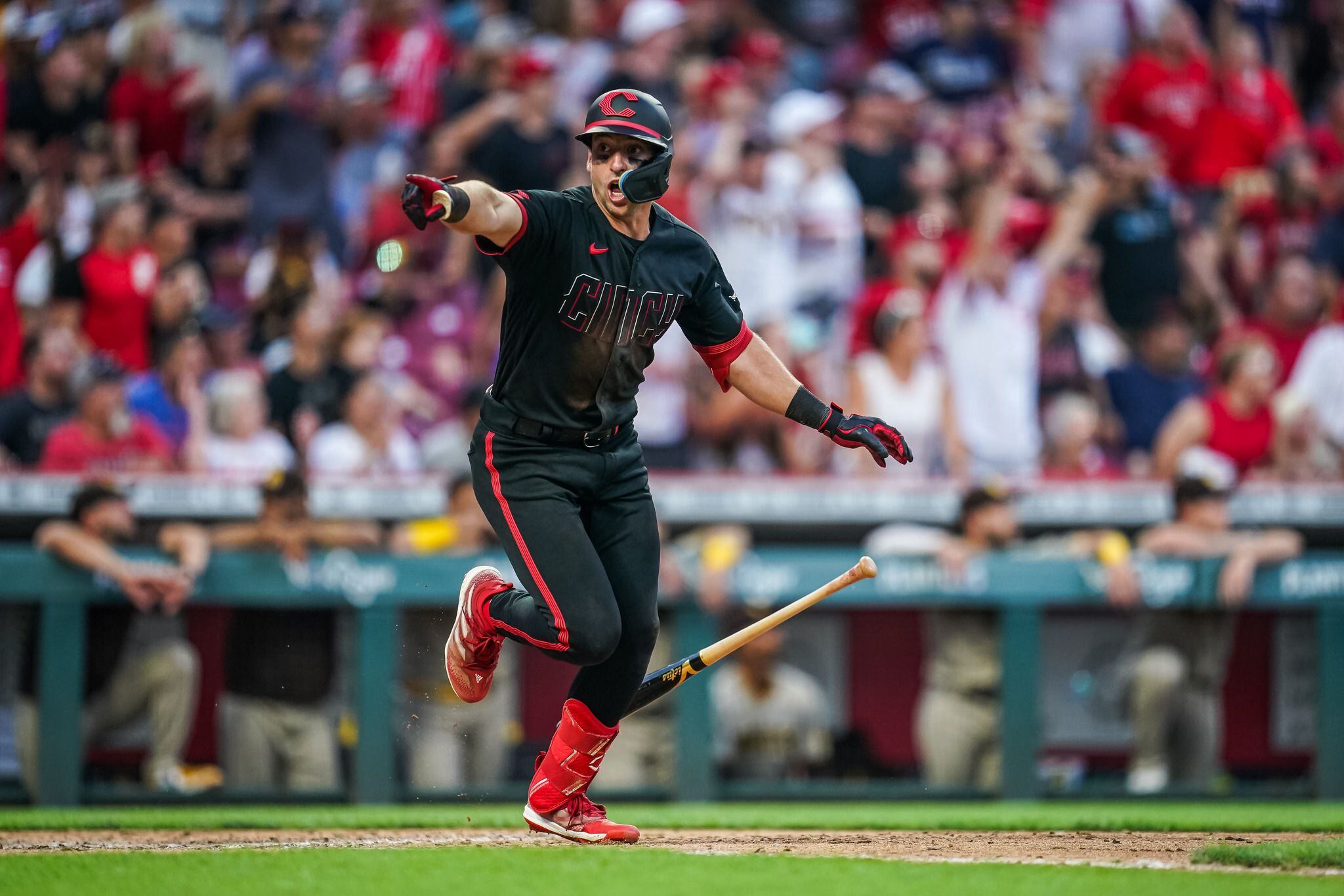 Joey Votto makes history with his 2,000th hit as the Reds beat the