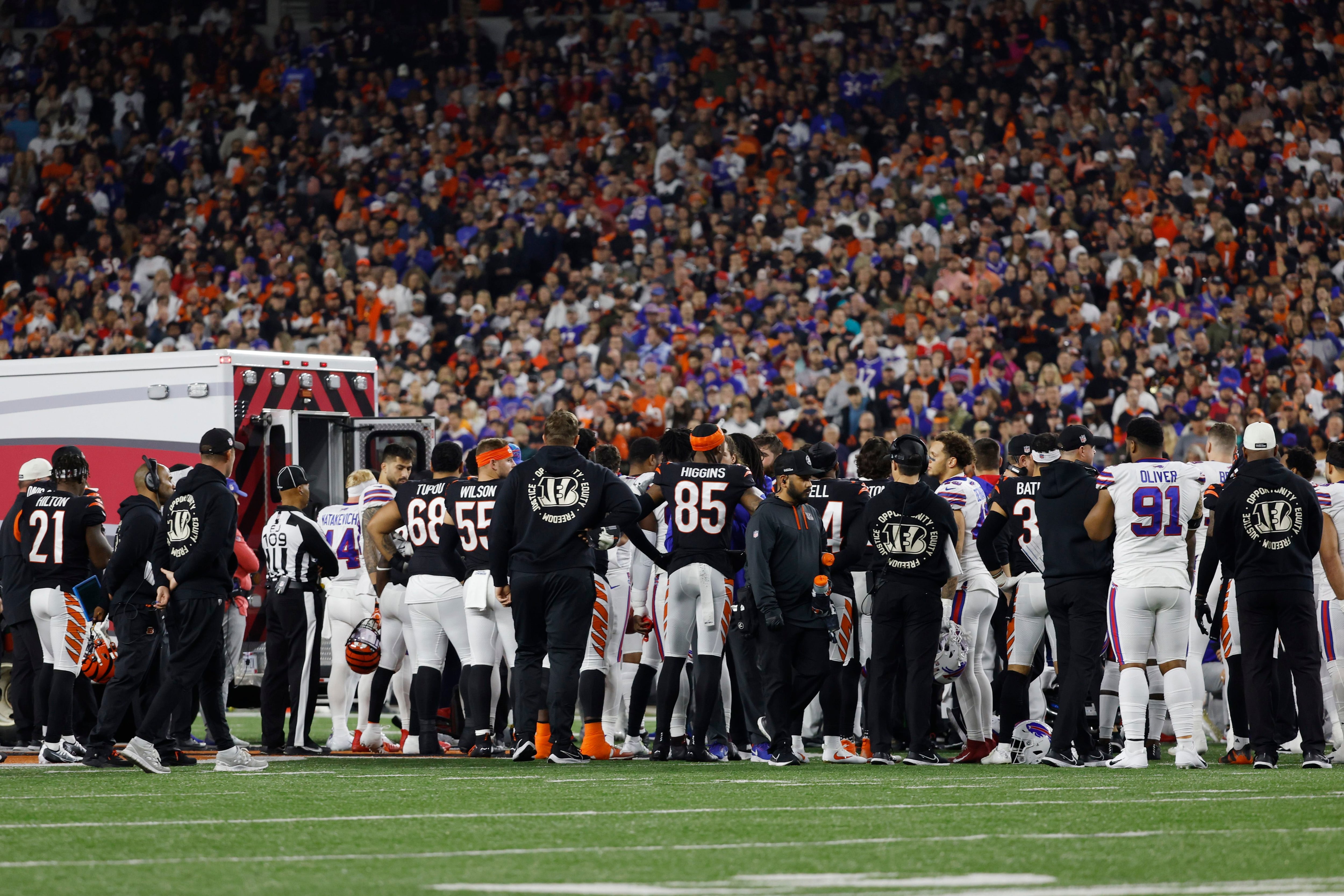 Damar Hamlin leaves Bengals - Bills in ambulance after terrifying scene;  game postponed (UPDATE) - Cincy Jungle